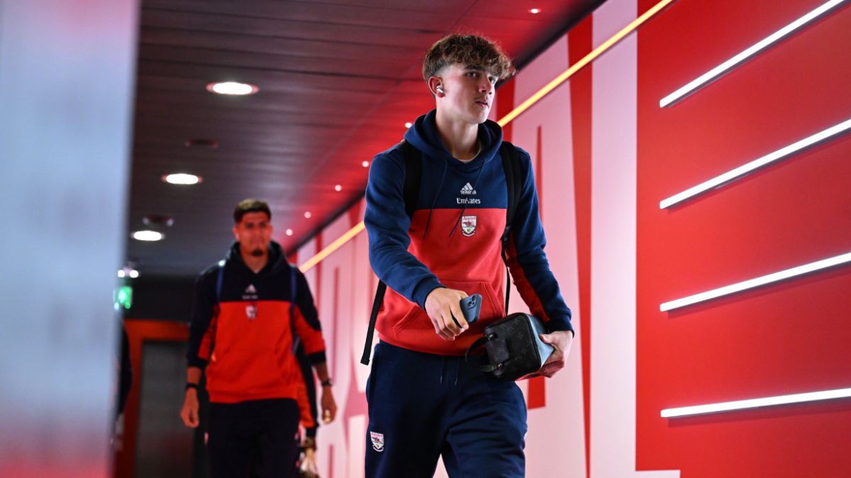 Piero Hincapié (detrás) cuando arribaba al juego ante Brighton con el resto del equipo del Arsenal.