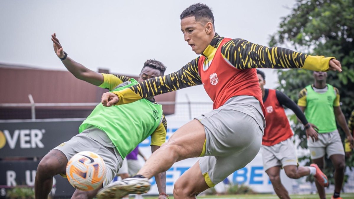 Barcelona en entrenamiento en las canchas alternas en el estadio Monumental.