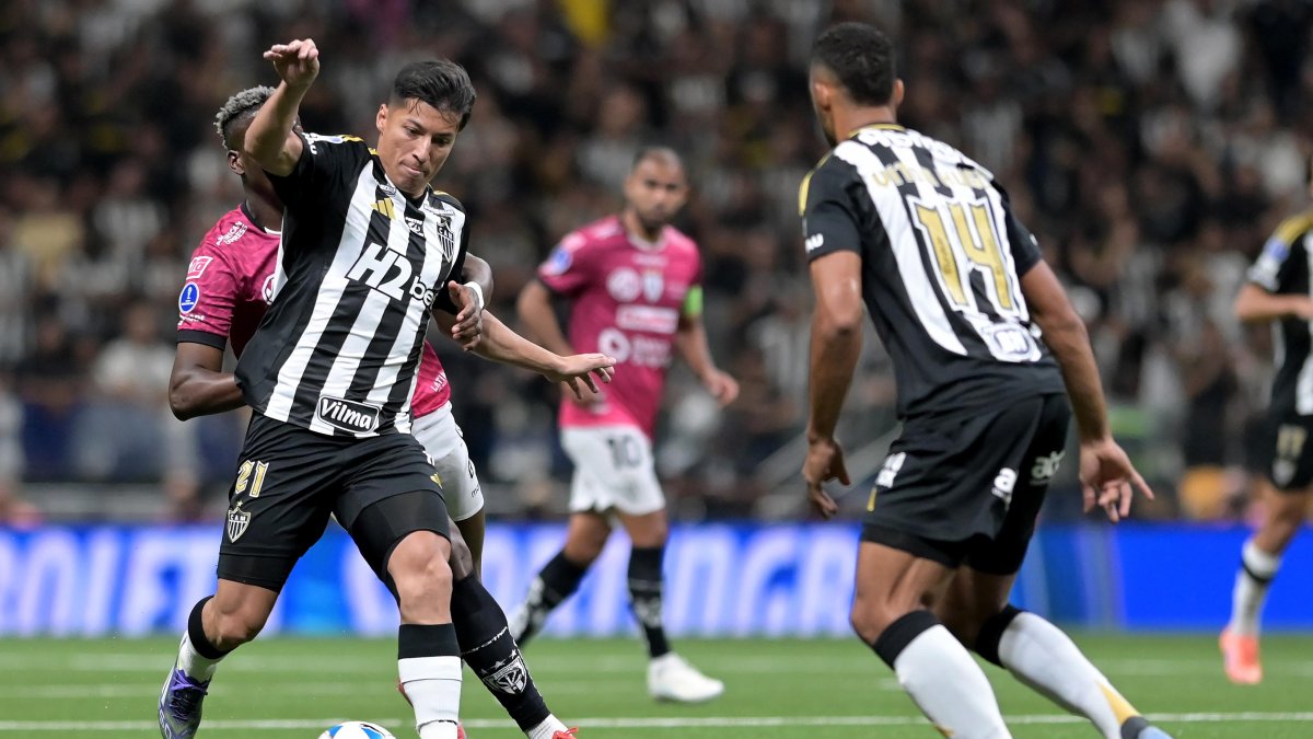 Alan Franco (i) de Atlético Mineiro disputa en balón con Jean Pierre Arroyo (i- atrás) de Independiente del Valle.