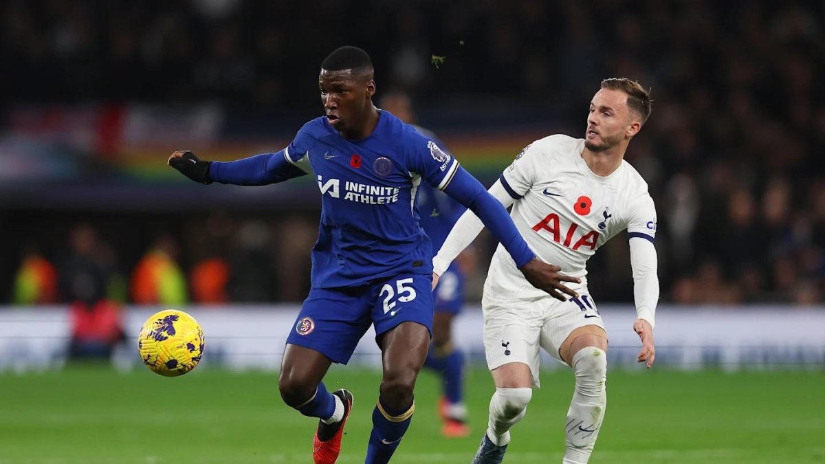 Moisés Caicedo (i) es una de las figuras de Chelsea y jugará ante Tottenham.
