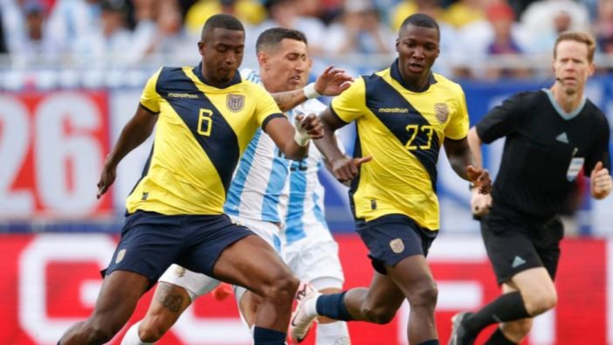 Willian Pacho y Moisés Caicedo, tricolores que fueron nominados para estar en el 11 de The Best 2025 de la FIFA.