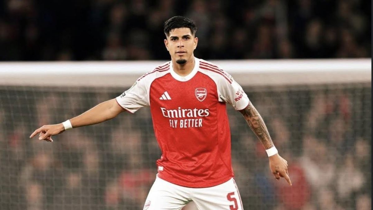 Piero Hincapié ha tenido sus primeros minutos con Arsenal en la Premier League.