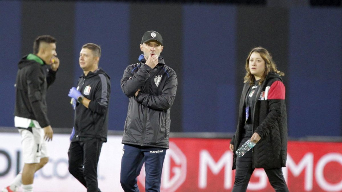 El entrenador español Javier Rabanal (c) está cerca de ganar la LigaPro con Independiente del Valle