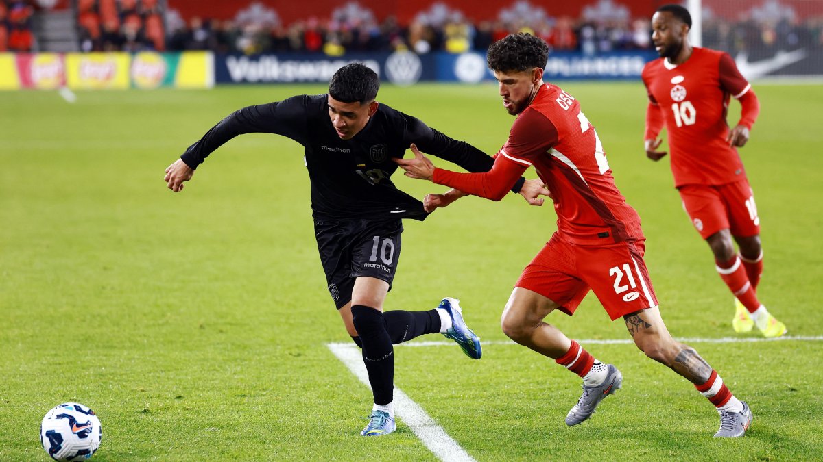 Kendry Páez (i) ofensivo ecuatoriano.