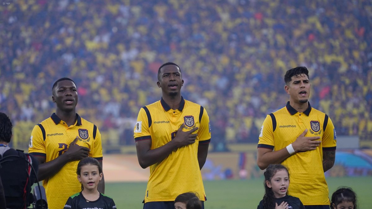 Moisés Caicedo (i), Willian Pacho y Piero Hincapié, puntales de las selección de Ecuador para el Mundial 2026.