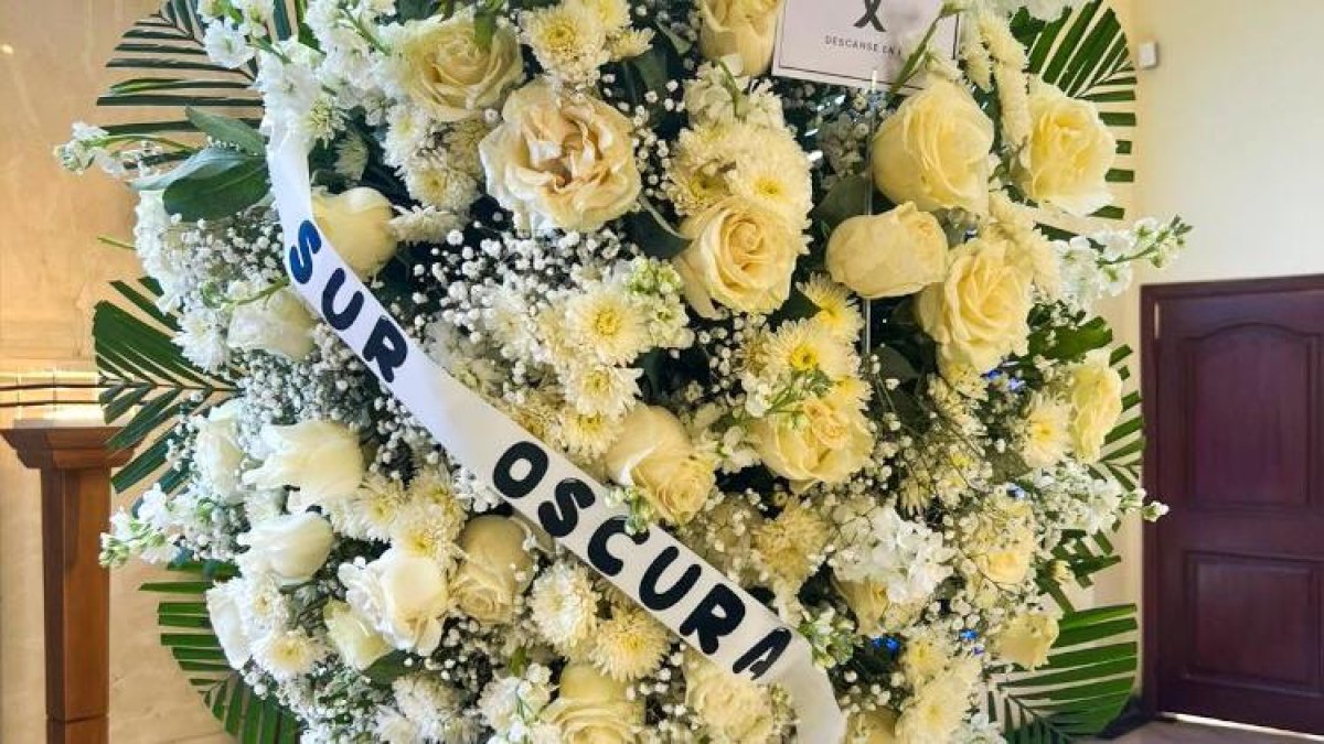 Uno de los tantos ramos de flores que llevaron lo de la Sur Oscura a Mario Pineida.