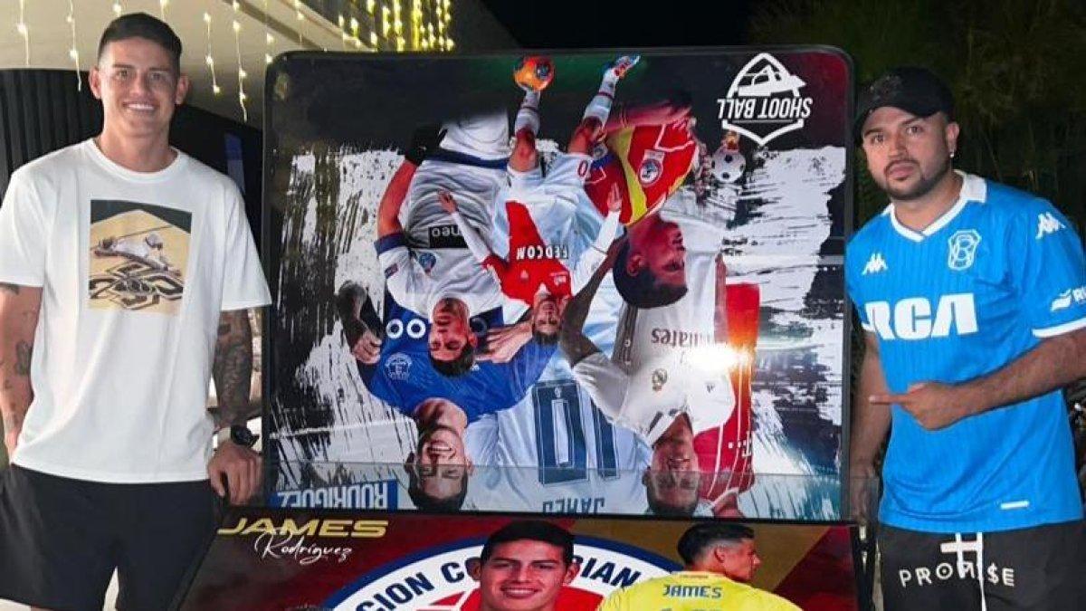 Espinosa le entrega su pedido a James Rodríguez. En los próximos días tiene pactada una partida de teqball con la estrella de la selección Colombia.