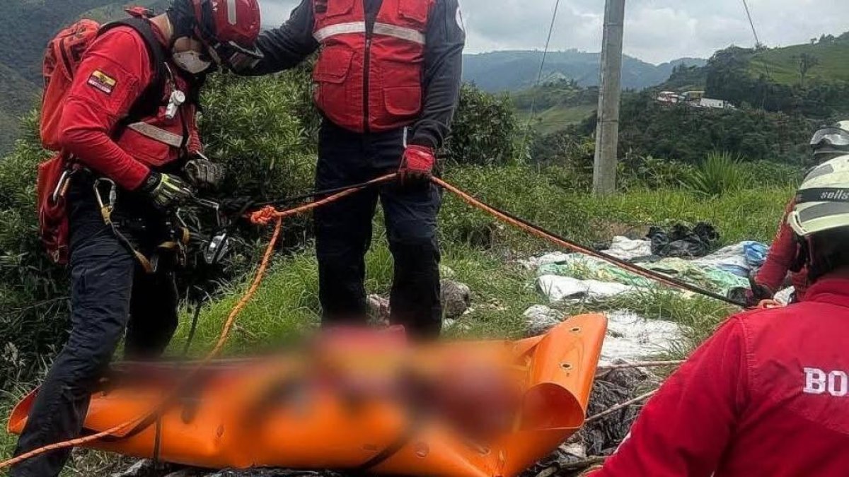 El cuerpo fue hallado en la vía Alóag -Santo Domingo.