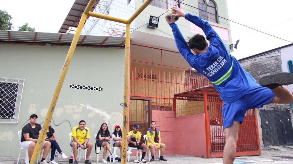 Los equipos esperan a un lado de la cancha su turno para jugar.