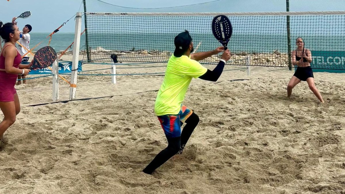 Uno de los cotejos de la categoría Mixta en la octava parada en Playas.