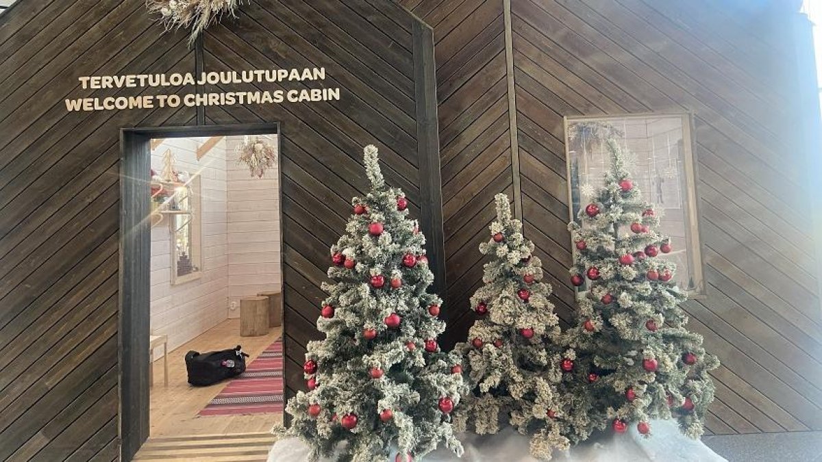 Papá Noel recibe miles de cartas cada año en su buzón oficial ubicado en Finlandia, uno de los puntos turísticos más visitados durante la Navidad.