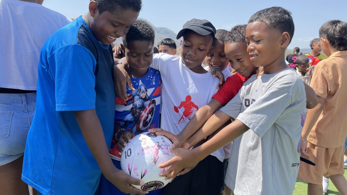 David Triviño, Santiago Quintero, Taidier Valencia, Saúl Figueroa y    Jesús Maridueña miraban la pelota de Messi como si fuera un trofeo.