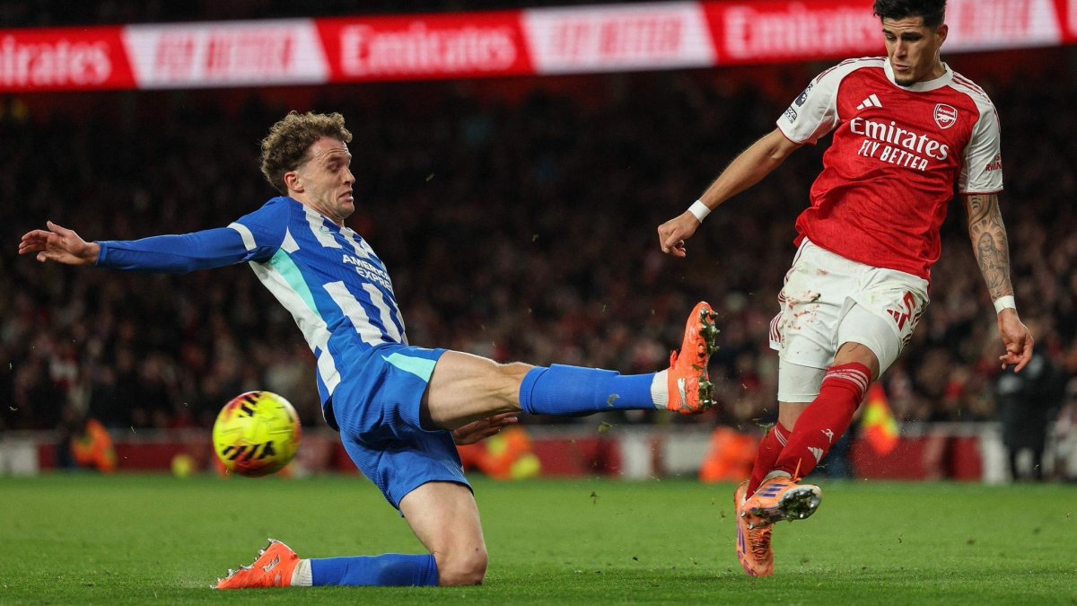 El defensa ecuatoriano Piero Hincapié (d) se ha consolidado como titular en Arsenal.