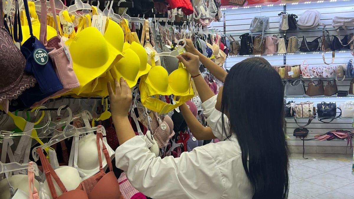 Por qué el amarillo invade Ecuador en diciembre: rituales y creencias de fin de año
FECHA: 29/12/2025
AG-AGENCIA
AG-PERIODISTA