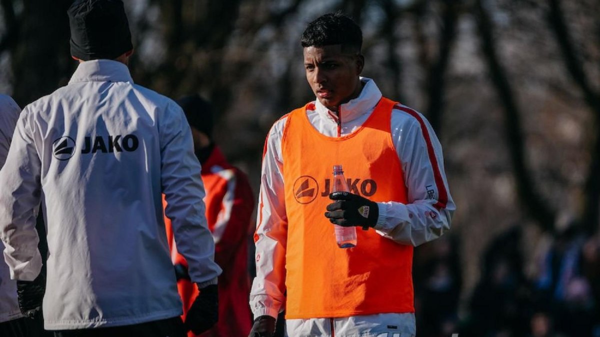 Jeremy Arévalo cumplió su primer entrenamiento del 2026 con el VfB Stuttgart