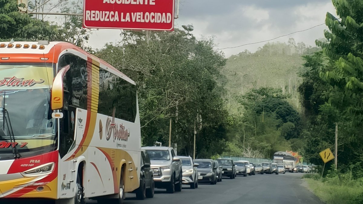 Retorno lento y riesgoso: cientos de vehículos avanzan con dificultad por la vía E20, en medio de advertencias por alta siniestralidad y trabajos viales.