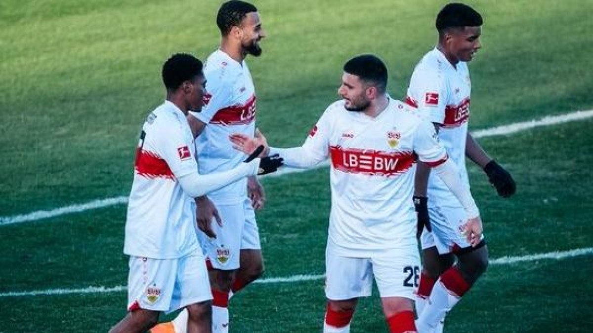 Jeremy Arévalo (d) junto a sus compañeros en el amistoso ante el Luzern de Suiza.