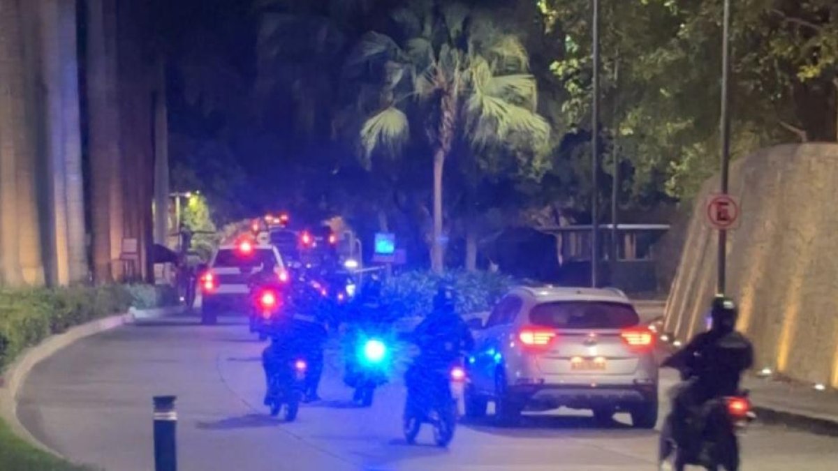 La Policía llegó al lugar del hecho de inmediato, desplegando unidades de investigación y seguridad para resguardar la zona y recolectar indicios sobre lo ocurrido.