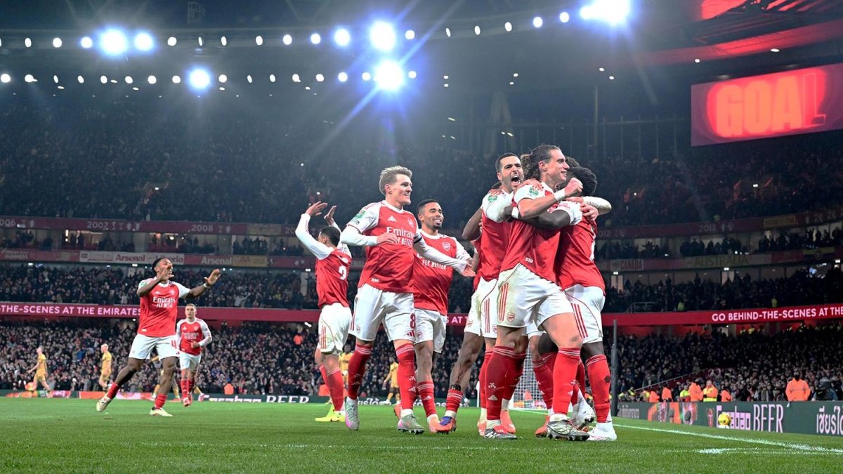 Arsenal lidera la Premier League sin oposición.