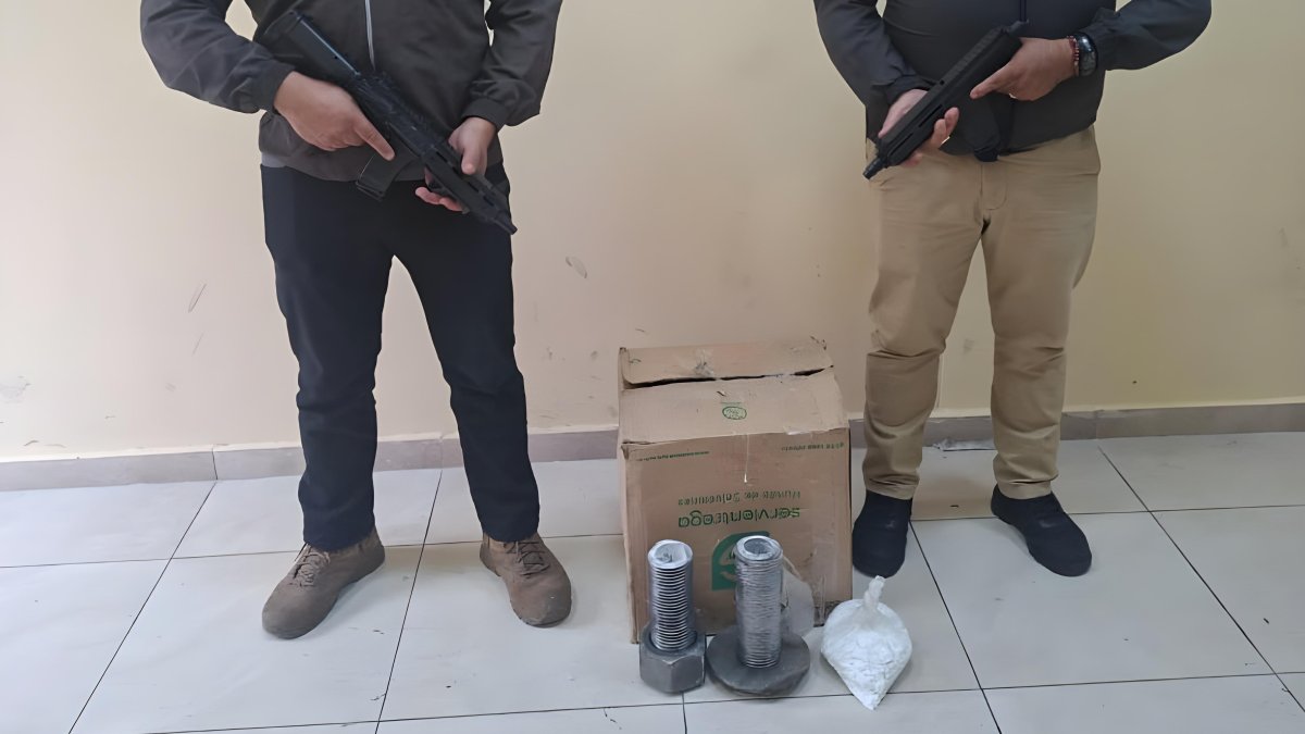 Los traficantes escondieron la droga al interior de una pieza metálica en forma de perno.