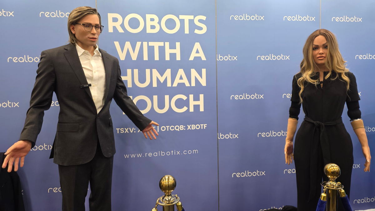 Aria, el robot humanoide de Realbotix, fue presentado en el CES 2026 como asistente y guía para atención al público.