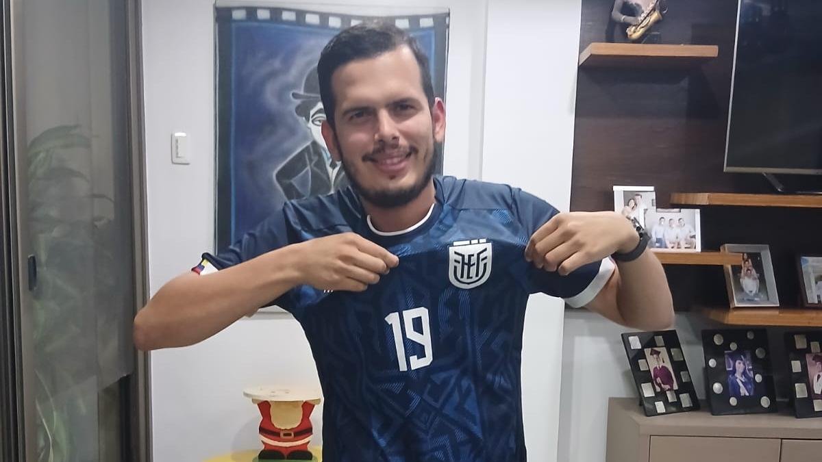 Daniel luce la camiseta de la Tri que llevará al Mundial, junto a dos amigos.