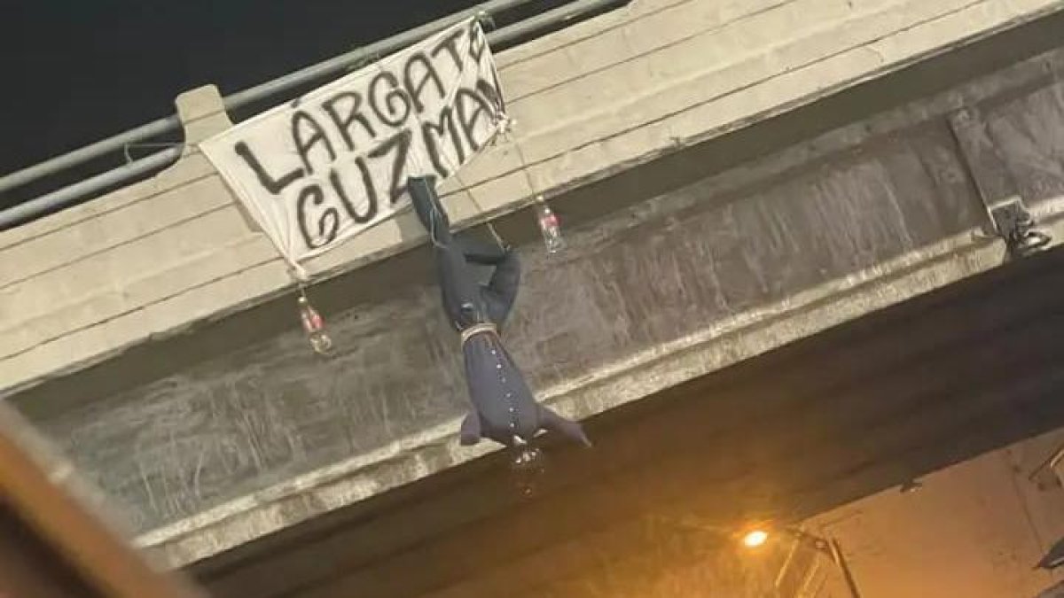 Amenazan con un monigote al presidente de Emelec, Jorge Guzmán.