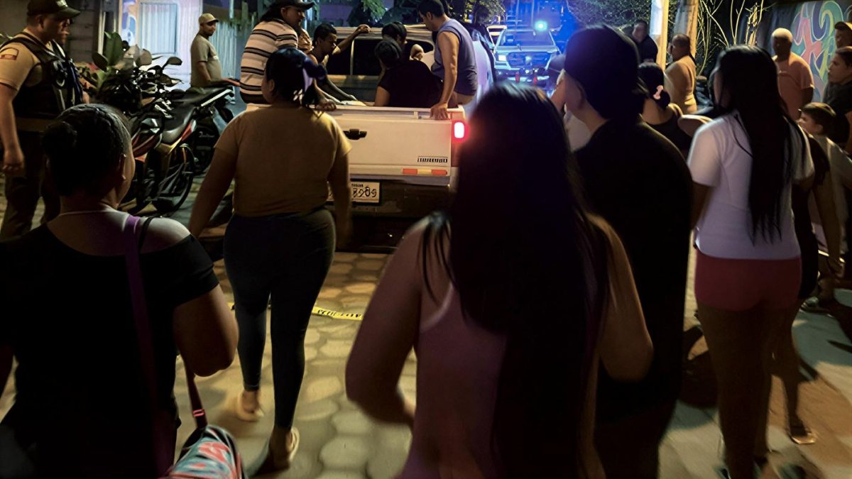 Agentes policiales y ciudadanos se congregan en el recinto de Same, Atacames, tras el ataque armado que cobró la vida de Darío Vera.