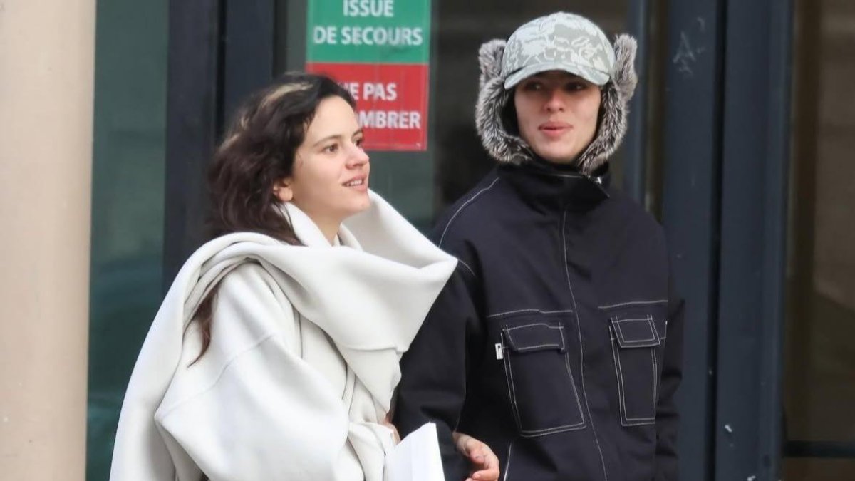 Rosalía y Loli Bahía fueron captadas en las calles de París.