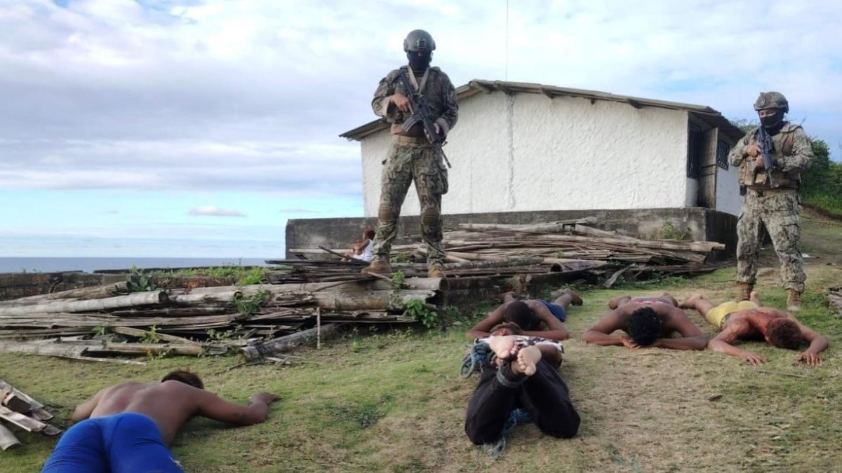 Militares de la Armada del Ecuador custodian a los detenidos durante el operativo en Quinge, Muisne, tras la desarticulación de una célula de “Los Tiguerones”.
