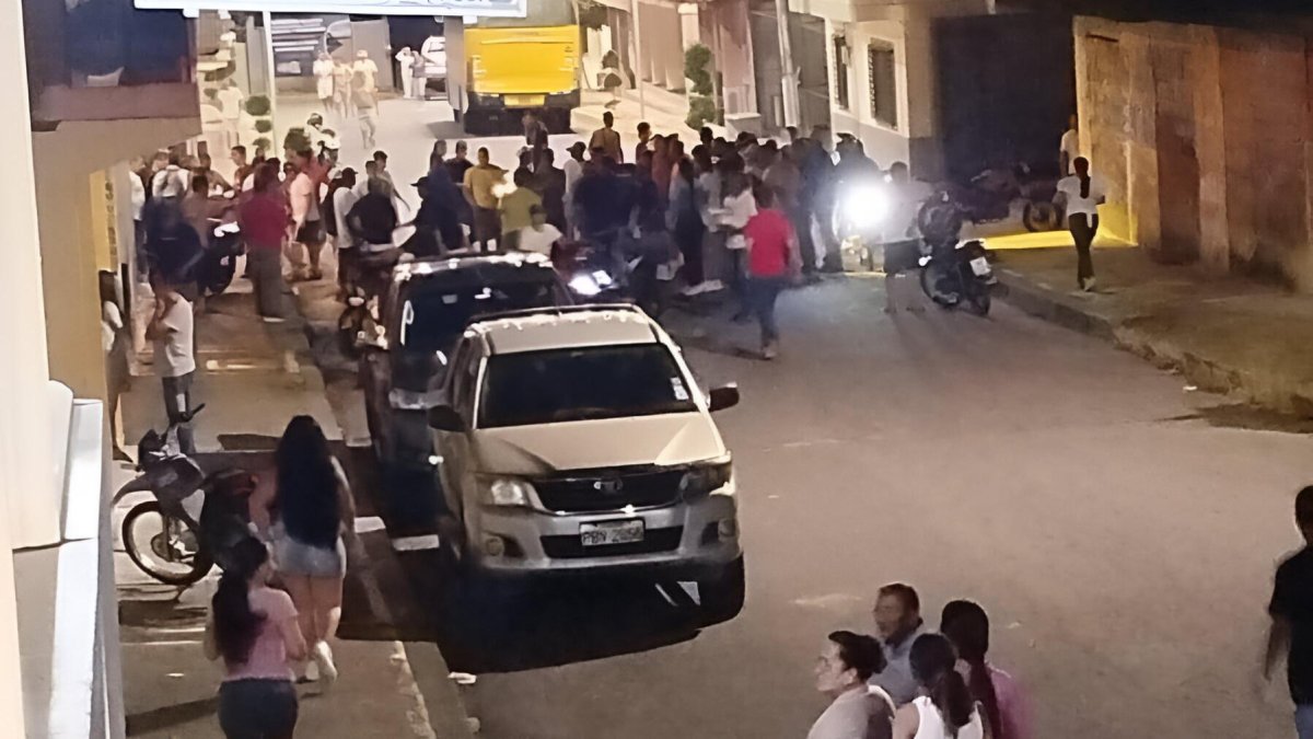 Moradores se congregan en la intersección de las calles Luis Vargas Torres y R. Cajeao, en el centro de La Unión