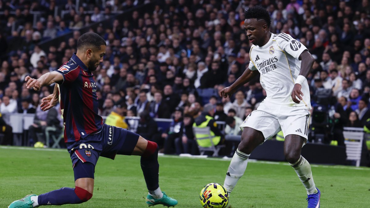 El delantero del Real Madrid Vinicius Jr y el defensa del Levante Manuel Sánchez, durante el partido de LaLiga disputado el sábado 17 de enero de 2026.