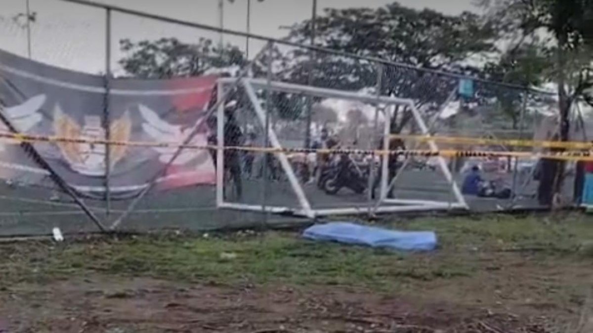 El cadáver quedó dentro de la cancha.