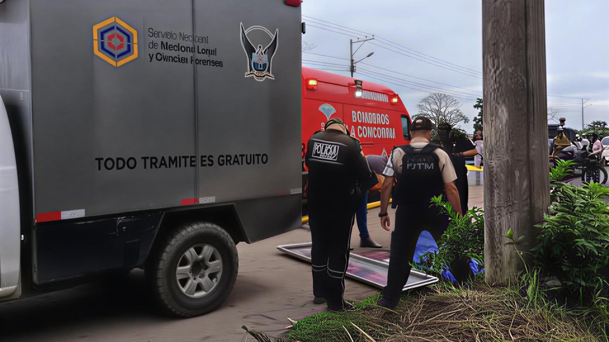 Personal de Medicina Legal y Bomberos de La Concordia realiza el levantamiento del cuerpo de Estiben Ribadeneira, fallecido tras impactar su motocicleta contra un poste.