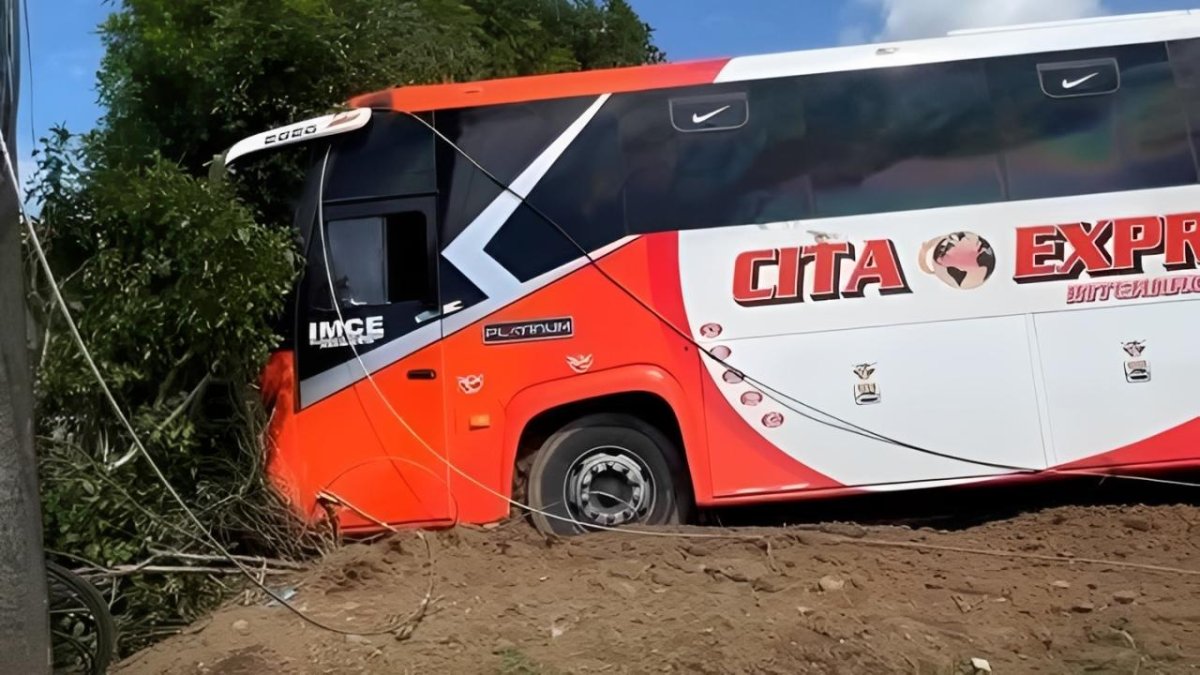 Bus de Cita Express quedó incrustado en un cerramiento tras perder pista en La Marujita, Quinindé; se reportan solo daños materiales.