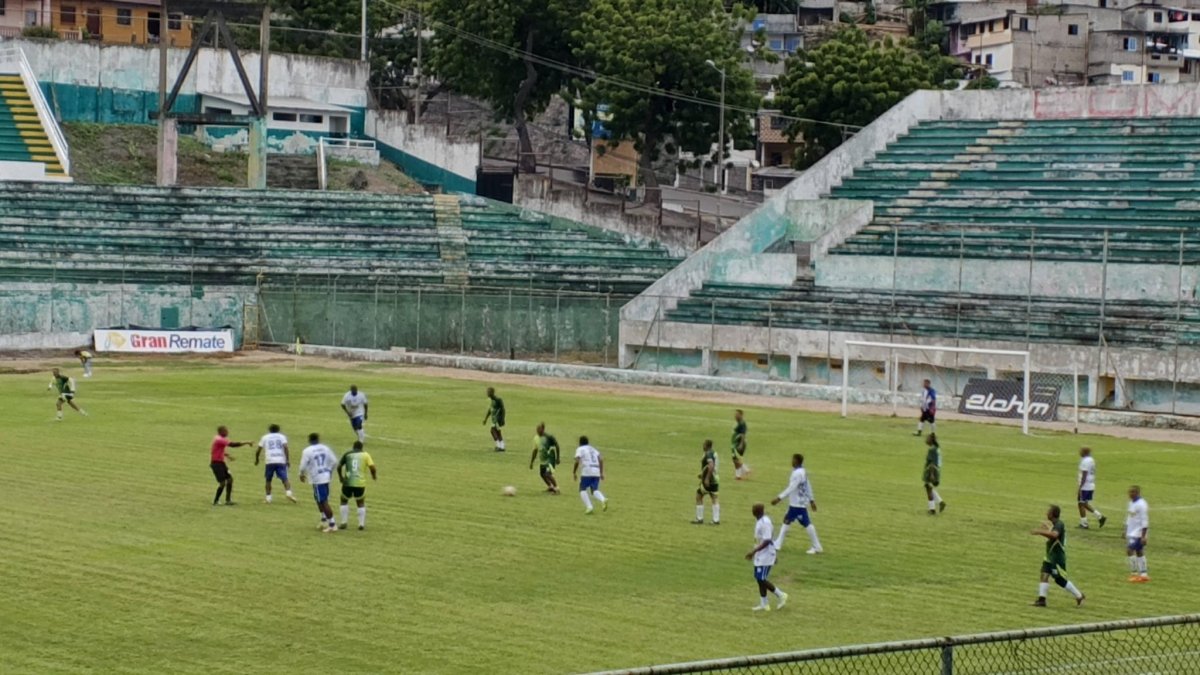 Jugadores de Esmeraldas Petrolero disputan el amistoso conmemorativo en el estadio Folke Anderson, rodeados del fervor barrial y la memoria de un ascenso histórico.