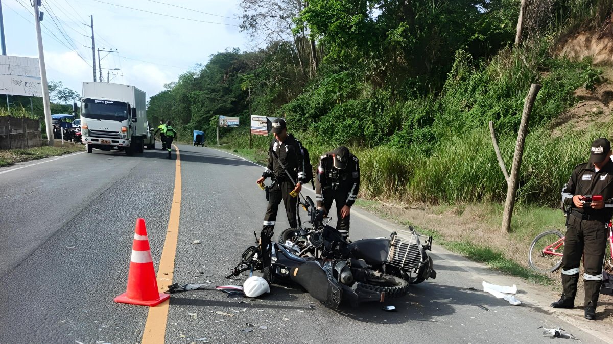 Agentes policiales inspeccionan la motocicleta siniestrada tras el accidente ocurrido en Vuelta Larga, Esmeraldas, que dejó gravemente herido al artista 