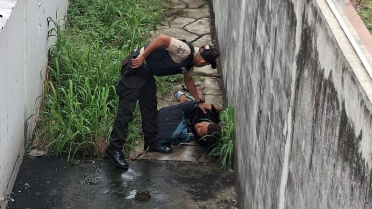 El momento en que el hombre es detenido por la Policía.