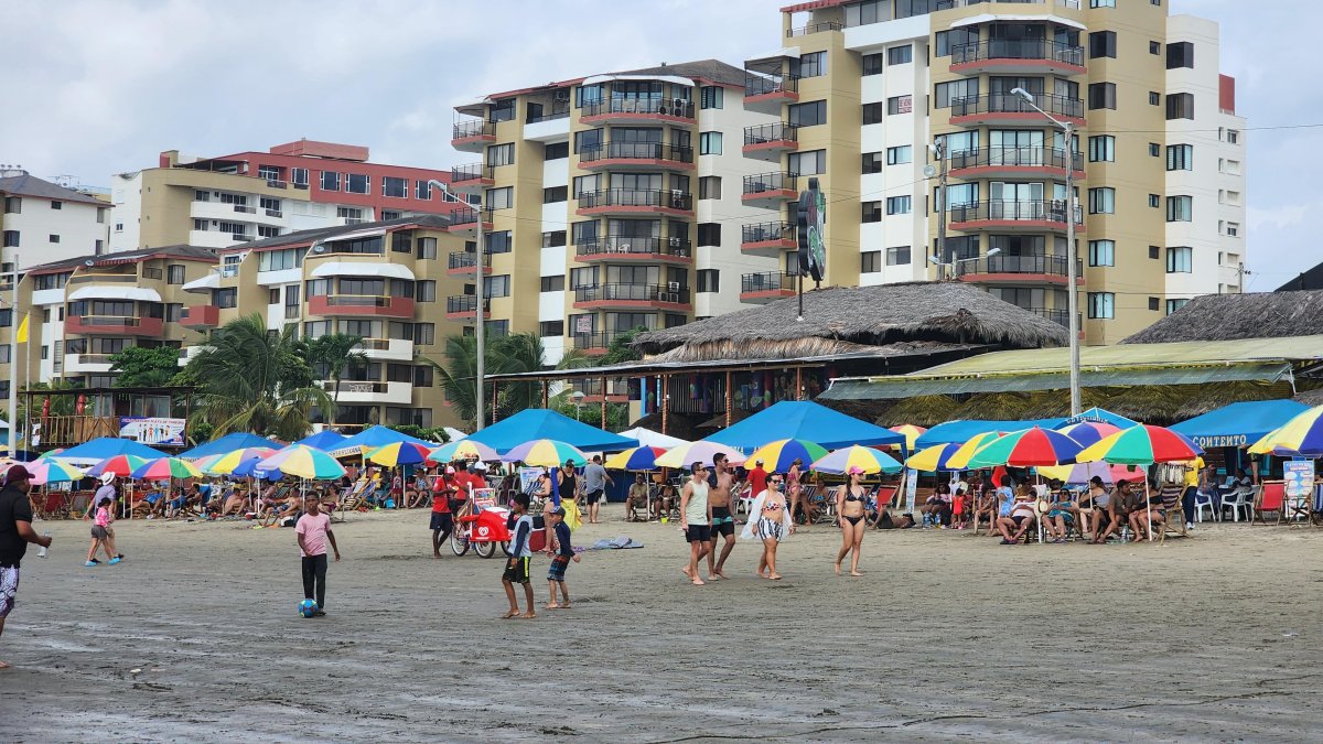 La playa de Tonsupa, escenario turístico habitual, fue también el entorno del trágico caso de una adolescente que murió al caer desde un noveno piso.