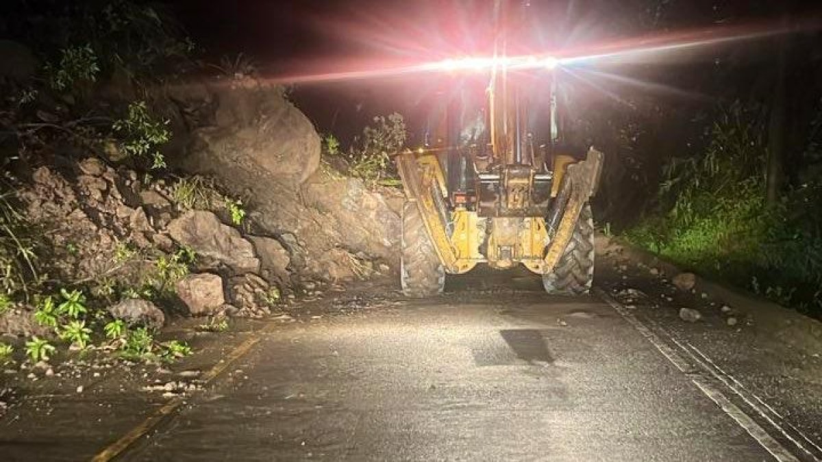 La vía estuvo bloqueada tras un deslizamiento de tierra.
