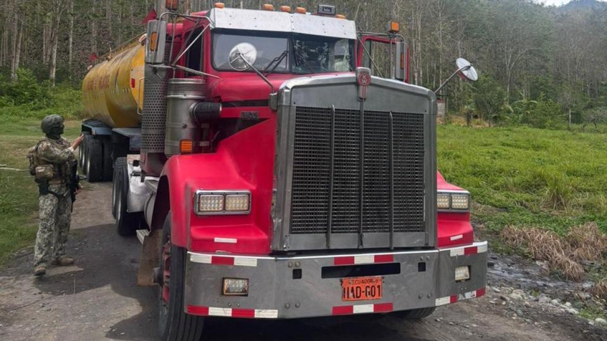 Personal militar inspecciona un tráiler con tanque de combustible en zona rural de Esmeraldas, tras operativo por perforación clandestina del poliducto.
