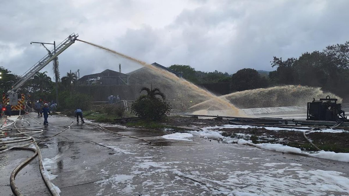 Bomberos de Esmeraldas y cantones vecinos trabajan con equipos especializados y descargas de agua y espuma para extinguir el incendio en la refinería.
