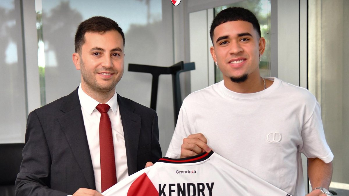 River Plate arropa a Kendry Páez en sus primeras horas en Buenos Aires.