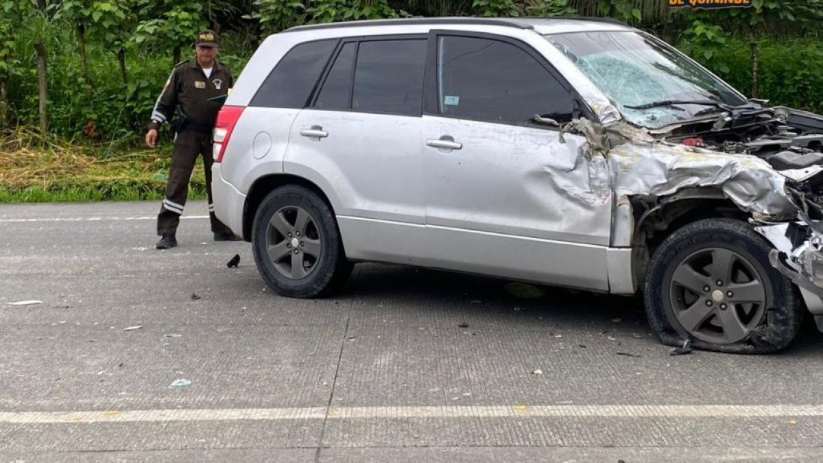 Vehículo liviano tipo Vitara quedó con graves daños en la parte frontal tras el choque con un bus escolar en la vía Quinindé–Santo Domingo.
