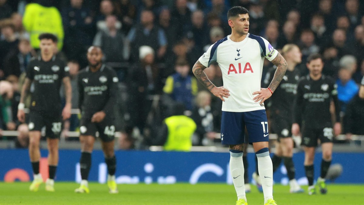 Cuti Romero reacciona durante el partido ante Manchester City que terminó igualado 2-2.