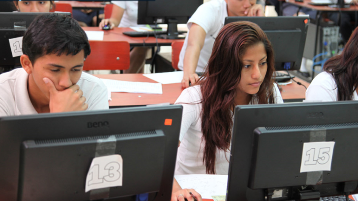 Aspirantes rindiendo evaluación para obtener un cupo