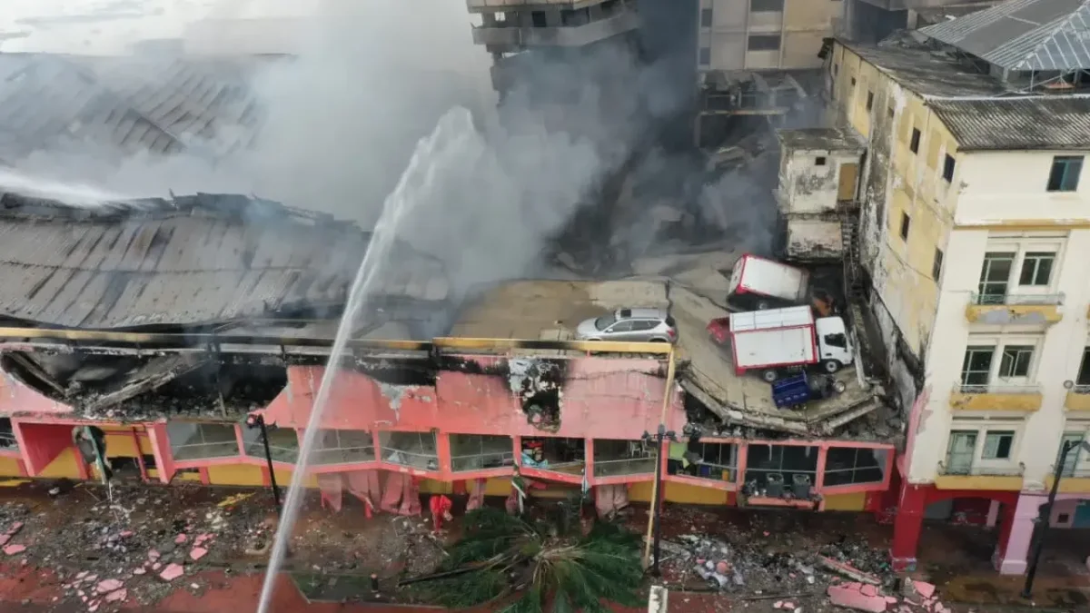 El incendio de Multicomercio, en el centro de Guayaquil, fue devastado por las llamas.