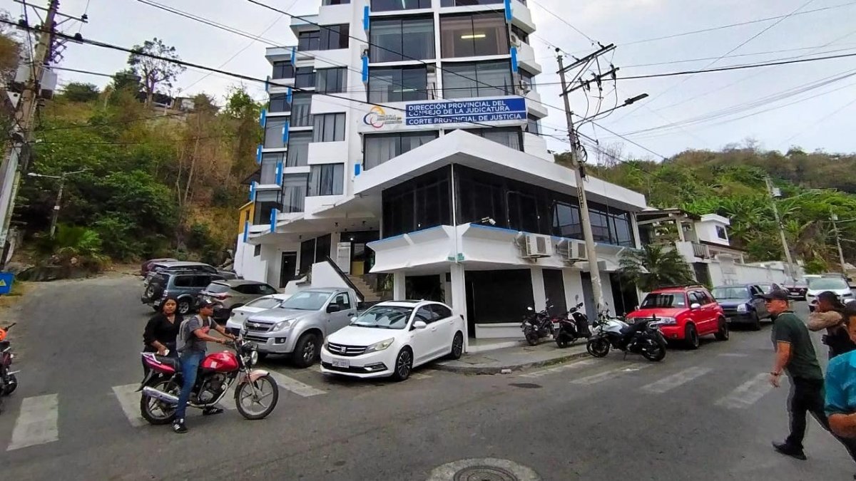 Edificio de la Dirección Provincial del Consejo de la Judicatura y Corte Provincial de Justicia, sede de procesos legales y audiencias en Esmeraldas.