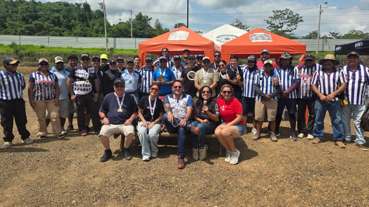 Los 38 deportistas que participaron en el Torneo Perla del Amor posan en las nuevas instalaciones del Club Riberas del Lago, en la vía a la Costa.
