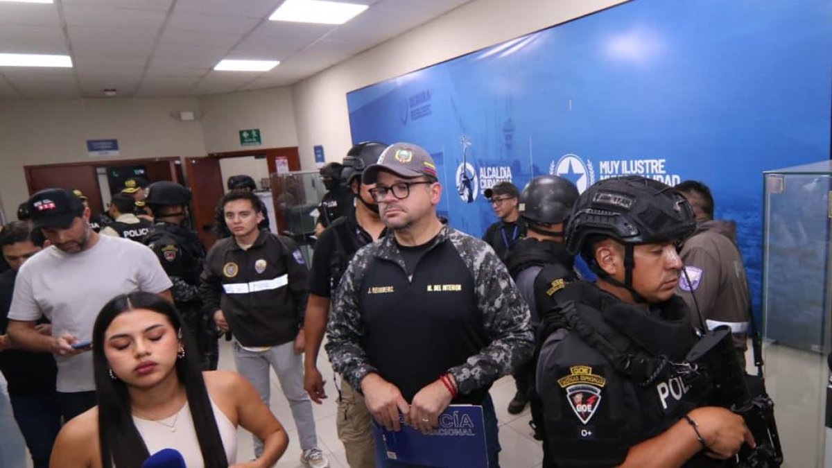 La Policía Nacional interviene en instalaciones de Segura EP, en Guayaquil, con el ministro John Reimberg (c) al frente.